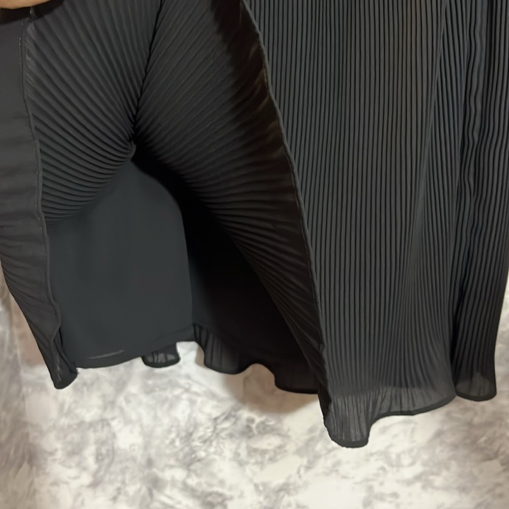 Banana Republic Pleated Black Knee-Length A-Line Skirt. Size L Petite - Picture 6 of 10